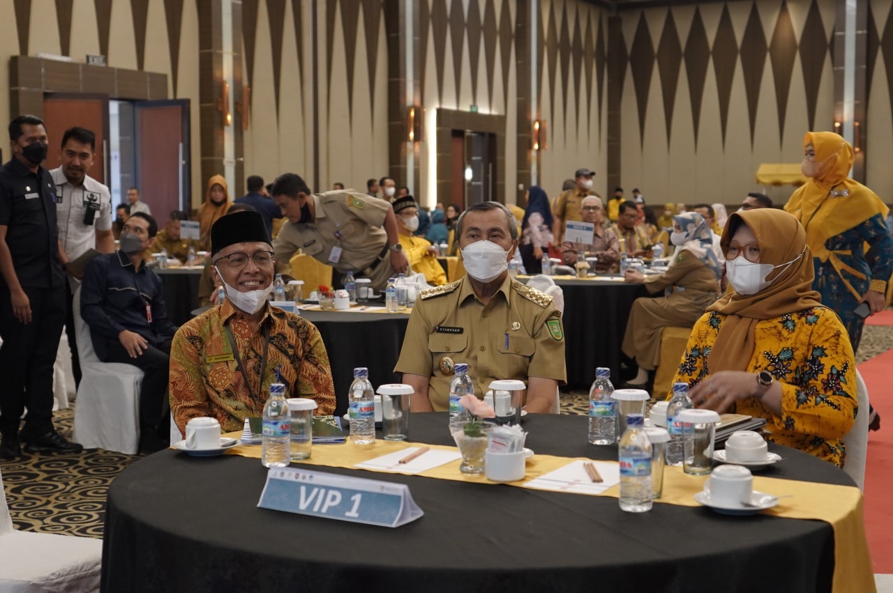 Gubernur Riau H Syamsuar bersama Kepala BPS Riau Misfaruddin saat menghadiri acara di Pekanbaru, beberapa waktu lalu.