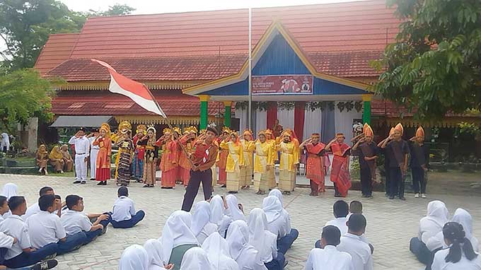 Pelajar SMPN 24 Pekanbaru melakukan parade budaya pada puncak peringatan Bulan Bahasa dan Sumpah Pemuda, Senin (31/10/2022).