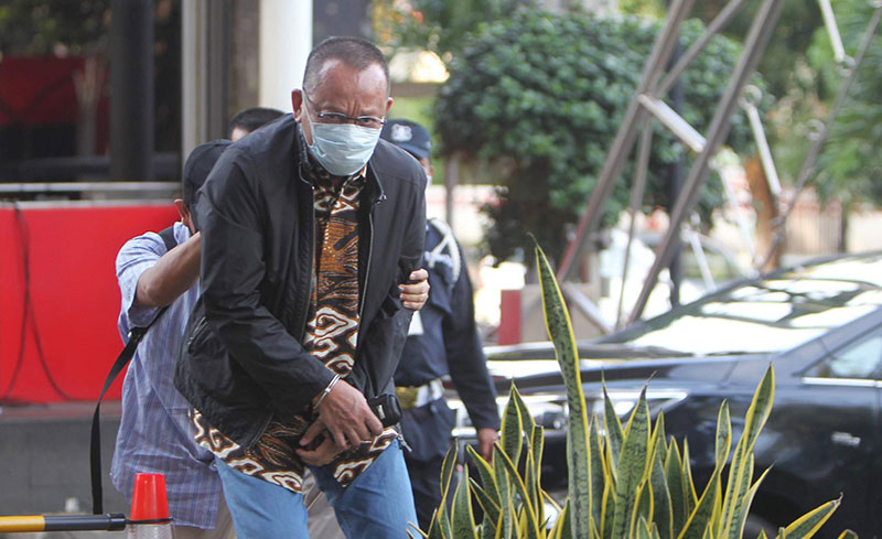 Mantan Sekretaris Mahkamah Agung (MA) Nurhadi tiba di Gedung Merah Putih KPK Kuningan Jakarta, Selasa pagi (2/6/2020) pascapenangkapan di kediamannya di Hang Lekir Jakarta Selatan, Senin (1/6/2020). (MUHAMAD ALI/JPG)