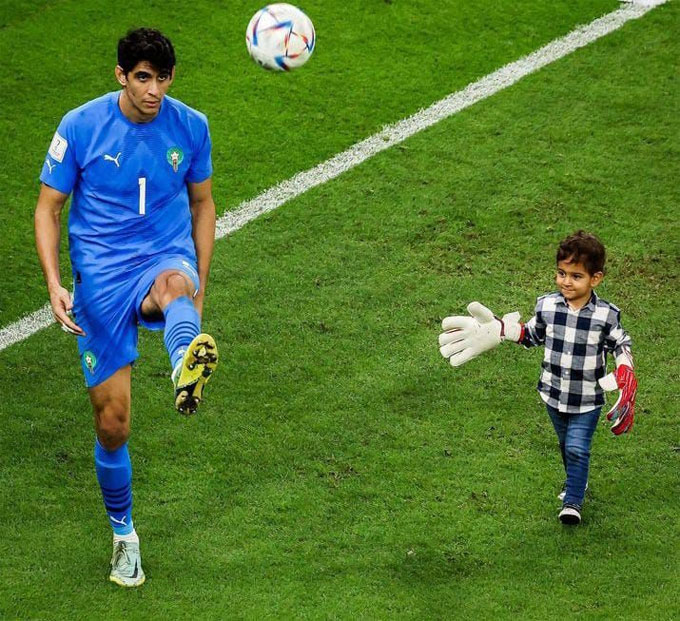 Kiper Timnas Maroko, Yassine Bounou bersama sang anak berselebrasi usai singkirkan Portugal di Piala Dunia Qatar 2022.