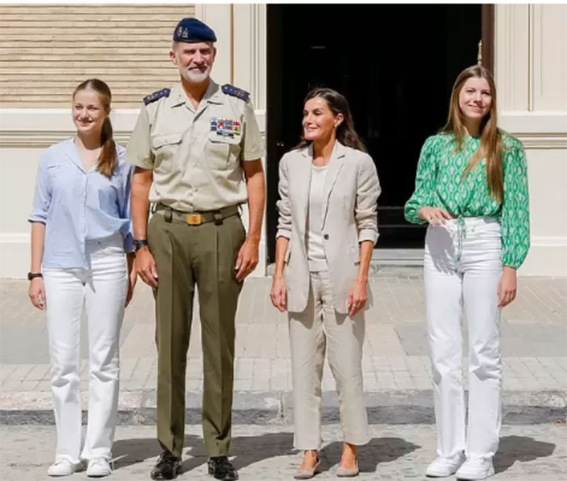 Putri Leonor (kiri) didampingi keluarganya, Termasuk Raja Felipe VI, hadir di Akademi Militer Angkatan Darat di Zaragoza.