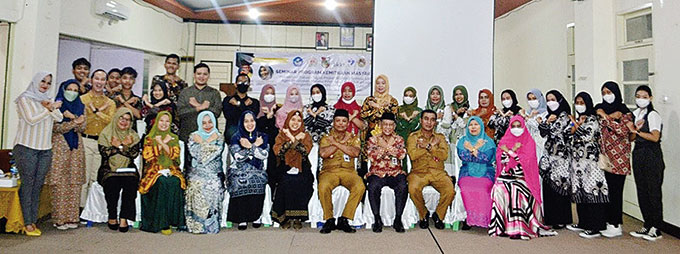 Para pemateri seminar program kemitraan masyarakat foto bersama usai pembukaan seminar, Selasa (26/7/2022).
