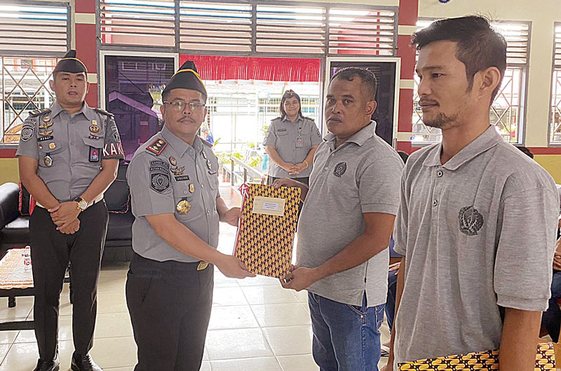 Kepala Rutan Kelas IIB Rengat Julius Barus SE MH menyerahkan salinan remisi khusus napi beragama Kristen secara simbolis pada perayaan Natal 2023, Senin (25/12/2023).