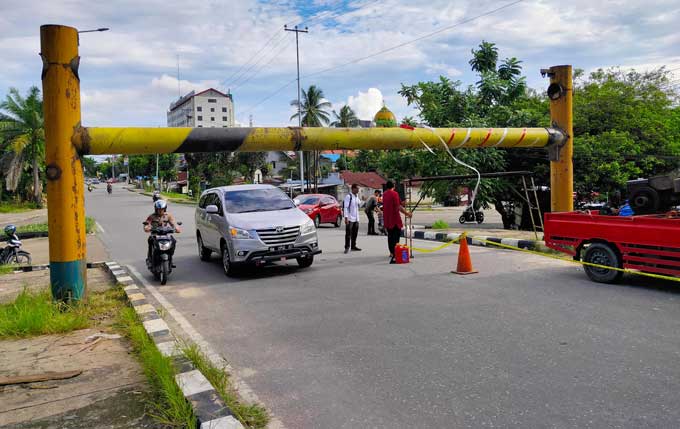 Besi portal pembatas di Jembatan Siak I sudah terpasang kembali, Rabu (7/6/2023). Sebelumnya besi portal ini patah karena ditabrak truk.