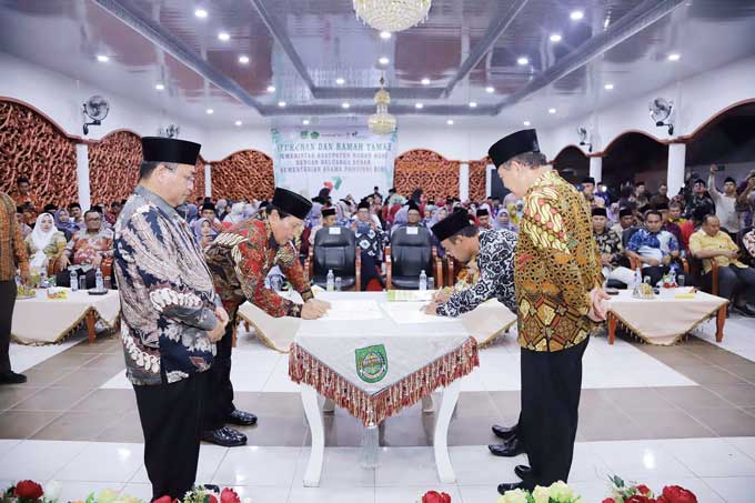 Kakanwil Kemenag Riau Dr H Mahyudin MH (kanan) menyaksikan Bupati Rohul H Sukiman dan Kepala Kantor Kemenag Rohul H Zulkifli Syarif SAg MPdI menandatangani Nota Kesepahaman Bersama di bidang peningkatan pelayanan adminduk dan capil Kabupaten Rohul di Pend