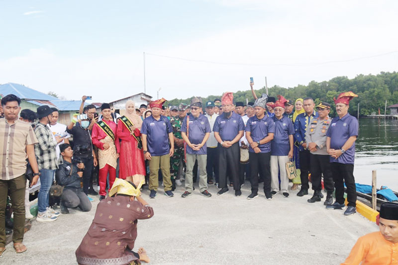 Rombongan Direktur Tata Kelola Destinasi Kementerian Pariwisata dan Ekonomi Kreatif Indra Ni Tua bersama tim juri di Desa Wisata Bukit Batu disambut pencak silat, Ahad (23/7/2023).