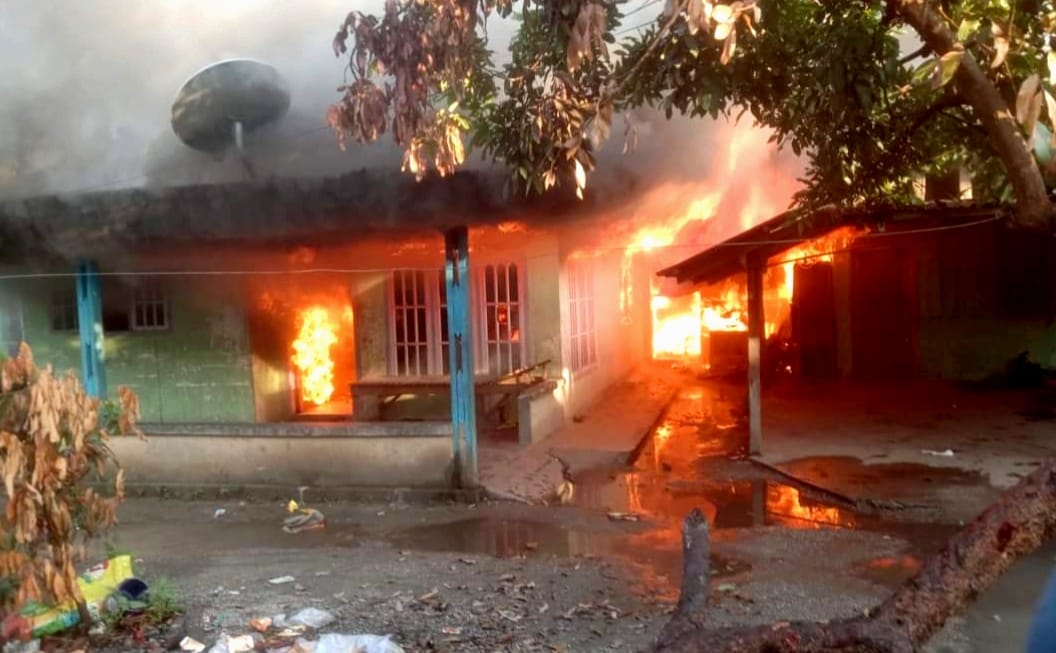 Petugas Damkar Ujung Batu berupaya memadamkan kobaran api yang melalap sejumlah bangunan rumah di RT 01, RW 11 Lingkungan Harapan, Kelurahan Ujung Batu, Kecamatan Ujung Batu, Kabupaten Rohul.