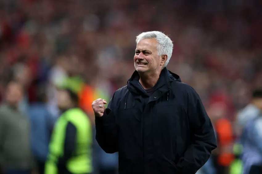 Jose Mourinho sukses membawa AS Roma lolos ke final Liga Europa. Tapi, dia tak peduli dengan rumor Paulo Dybala ingin dibajak Chelsea.