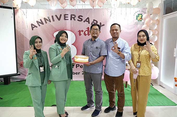 Direktur Utama Riau Pos Ahmad Dardiri (tengah) didampingi Manajer Iklan Riau Pos Sumariono dan Dewi memberikan kue ulang tahun ke-3 kepada Direktur RS Hermina dr Wenny Retno Sarie L didampingi Wakil Direktur RS Hermina Yuliani Ningsih di RS Hermina, Senin