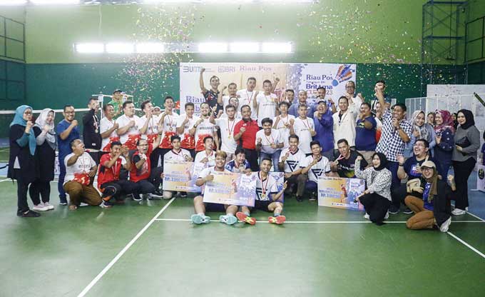 Panitia, perangkat pertandingan, para pemain, dan pendukung acara foto bersama usai kegiatan Turnamen Riau Pos Tabungan BRI Britama Cup 2023 di GOR Ikatan Keluarga Persaudaraan Tionghoa Bengkalis (IKPTB) Jalan Karya Indah Pekanbaru, Ahad (26/2/2023).