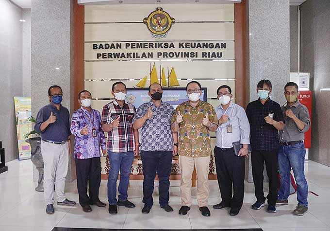 Kepala BPK RI Perwakilan Provinsi Riau Widhi Widayat SE MSi Ak CSFA CA (empat kanan) didampingi jajaran BPK RI Perwakilan Riau,  foto bersama Direktur Riau Pos Sumedi Susanto (empat kiri), Pemimpin Redaksi Riau Pos Firman Agus (kiri), Manajer Iklan Sumari