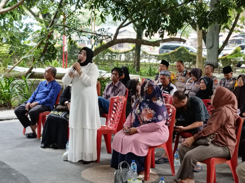 Salah seorang warga menyampaikan keluhan pada kegiatan Jumat Curhat Polresta Pekanbaru yang digelar di Kecamatan Senapelan, Jumat (6/10/2023).