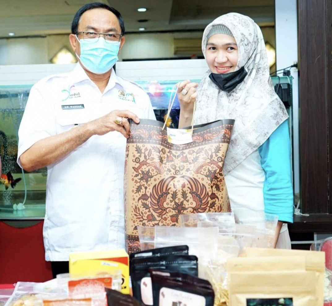 Bupati Inhil HM Wardan saat membeli oleh-oleh khas Inhil di toko oleh-oleh Aquarius di Tembilahan, Inhil.