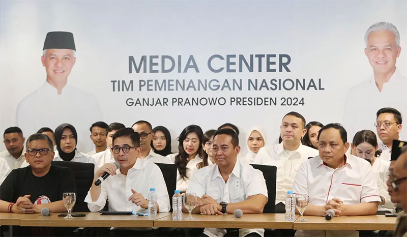 Ketua Tim Pemenangan Nasional (TPN) Ganjar Pranowo Arsjad Rasjid didampingi Wakil Ketua Andika Perkasa dan Sekjen PDI Perjuangan Hasto Kristiyanto memberikan keterangan pers peresmian Media Center TPN Ganjar Presiden di Jalan Cemara, Menteng, Jakarta, Aha