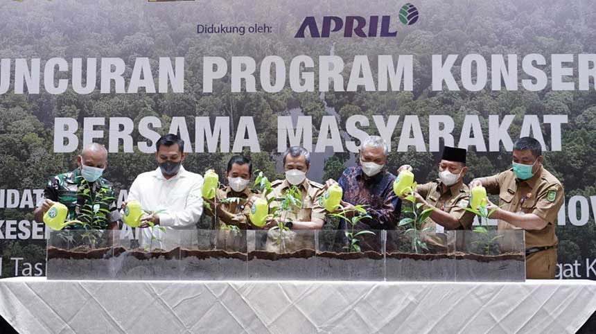 Gubernur Riau Syamsuar (empat kiri), Direktur PT RAPP Mhd Ali Shabri (tiga kanan) menyiram pohon saat menghadiri peluncuran program konservasi bersama masyarakat di Hotel Novotel, Senin (19/12/2022).