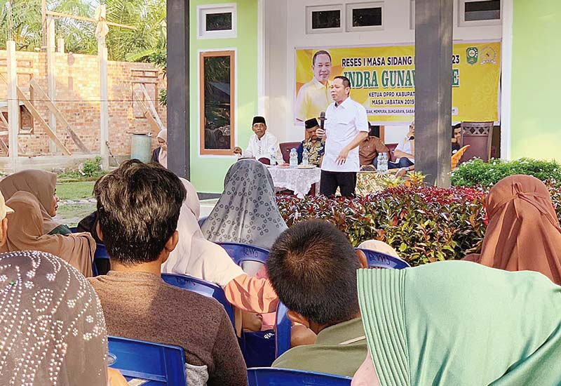 Ketua DPRD Siak Indra Gunawan memberikan penjelasan saat reses di Kampung Rawa Mekar Jaya (RMJ), Kecamatan Sungai Apit, Selasa (5/12/2023).