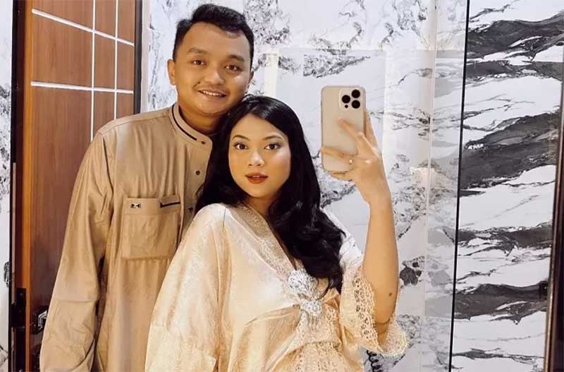 Hanum Mega dan suaminya.