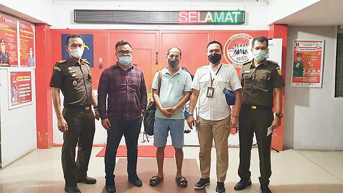 Kasi Intelijen Kejari Dumai Devitra Romiza (dua kanan) Kasi Pidum Kejari Dumai Iwan Roy Carles (dua kiri), menggiring terdakwa Syahrani Adrian (tengah) dari kediamannya, Selasa (10/5/2022).