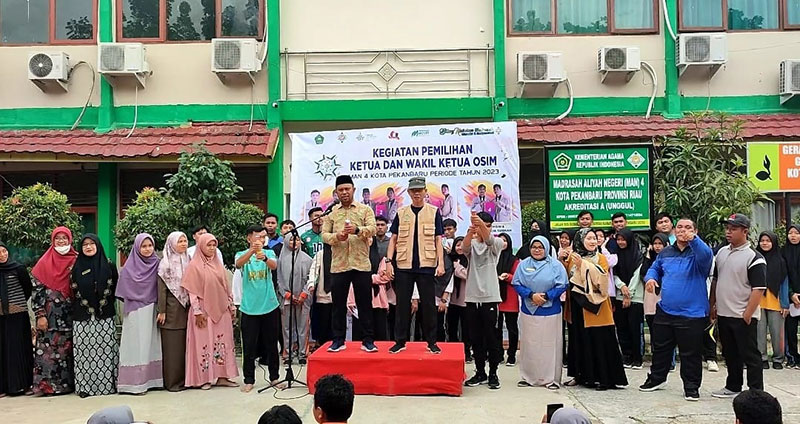 Kepala MAN 4 Kota Pekanbaru, Agus Salim Tanjung MA menyampaikan sambutan dalam pemilihan Ketua dan Wakil Ketua OSIM sekaligus penghitungan suara hasil pemilihannya, Kamis (15/12/2022).