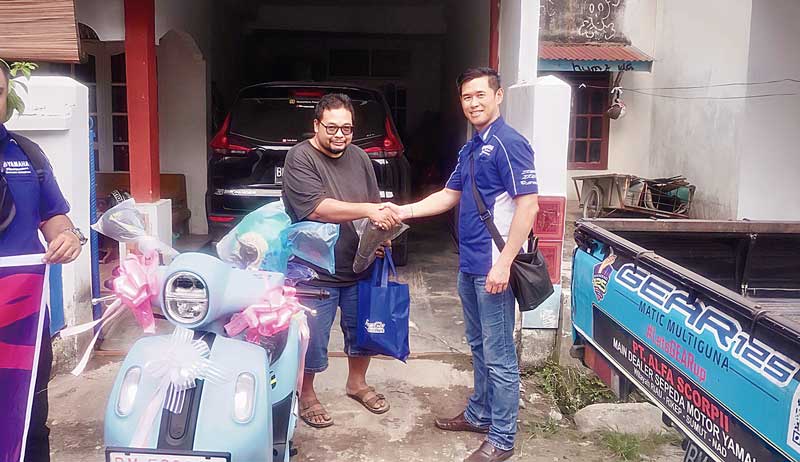 Chief Brand Officer PT Alfa Scorpii (Yamaha Riau Kepri) Indra Surya menyerahkan kendaraan kepada pelanggan, Senin (4/9/2023).