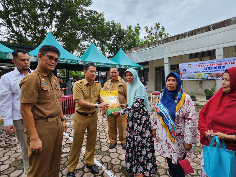 Sekda Kampar Hambali didampingi Kepala Dinas Ketahanan Pangan Kampar Drs Muhammad saatÂ gerakan pangan murah bersama masyarakat di halaman Kantor Camat Bangkinang Kota, Senin (4/12/2023).