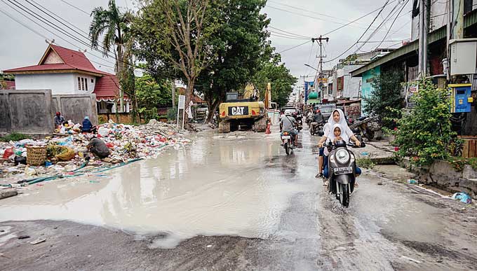 Kondisi Jalan Teratai dekat simpang Jalan Cempaka, Kecamatan Sukajadi yang tergenang air di dekat lokasi proyek galian IPAL, Selasa (23/5/2023).