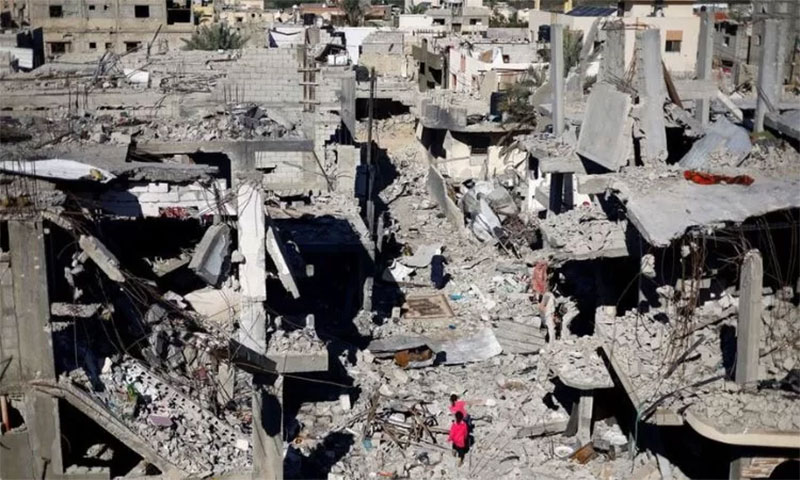 Anak-anak Palestina berjalan di antara rumah-rumah yang hancur akibat serangan Israel selama konflik, di tengah gencatan senjata sementara antara Israel dan kelompok Islam Palestina Hamas.