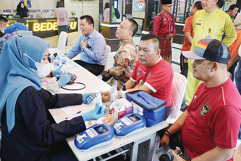 Kepala Kanwil Kemenkum HAM Riau Mhd Jahari Sitepu ikut berpartisipasi pada kegiatan donor darah di Pekanbaru, Jumat (4/8/2023).