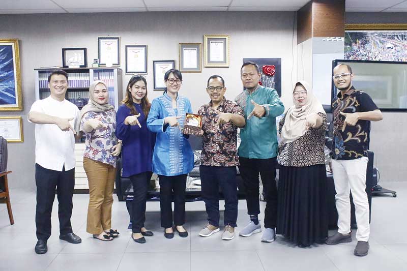 Marcom Manager Ayola First Point Risa (empat kiri), Sales Manager Ayola First Point Silvia (tiga kiri), Sales Executive Ayola First Point Al Amin (kiri), menyerahkan cendera mata kepada Direktur Riau Pos Asmawi Ibrahim (empat kanan), Manajer Iklan Sumario