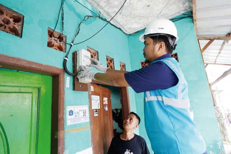 Petugas PLN memasang smart meter berbasis Advanced Metering Infrastructure (AMI) yang mengukur penggunaan listrik secara realtime.