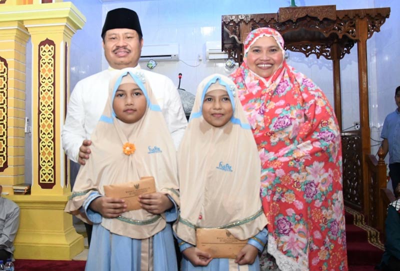 FOTO BERSAMA : Bupati Bengkalis Amril Mukminin dan istri Kasmarni foto bersama Annisa dan Humaira juara I dan juara II Hafiz Indonesia dari Kabupaten Bengkalis.