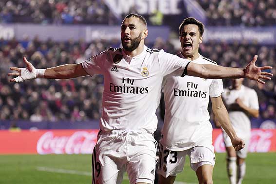 SELEBRASI: Penyerang Real Madrid Karim Benzema melakukan  selebrasi usai menjebol gawang Levante dalam lanjutan Liga Spanyol, Senin (25/2/2019).