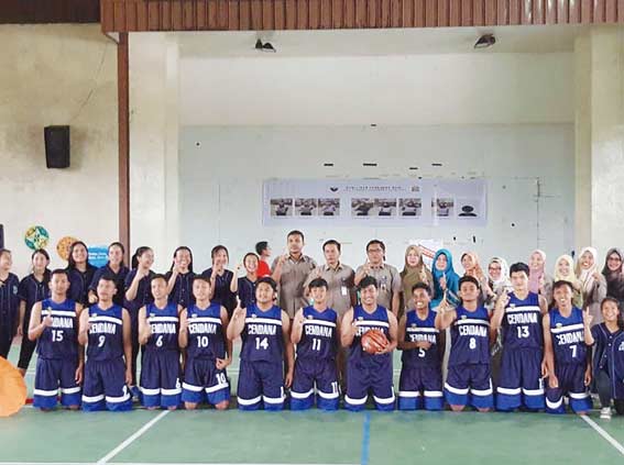 Foto Bersama: Tim basket putra dan dancer SMA Cendana Pekanbaru foto bersama saat roadshow Honda DBL Riau Series 2018, di SMA Cendana Pekanbaru, Selasa (18/9/2018).