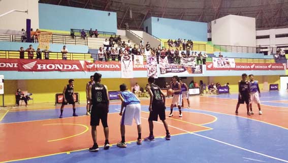 AMANKAN BOLA: Pemain SMA 2 Dumai mengamankan bola dari pemain SMA 3 Dumai. SMA 3 Dumai keluar sebagai pemenang dalam pertandingan, Kamis (24/1/2019).  (EO RIAU POS).