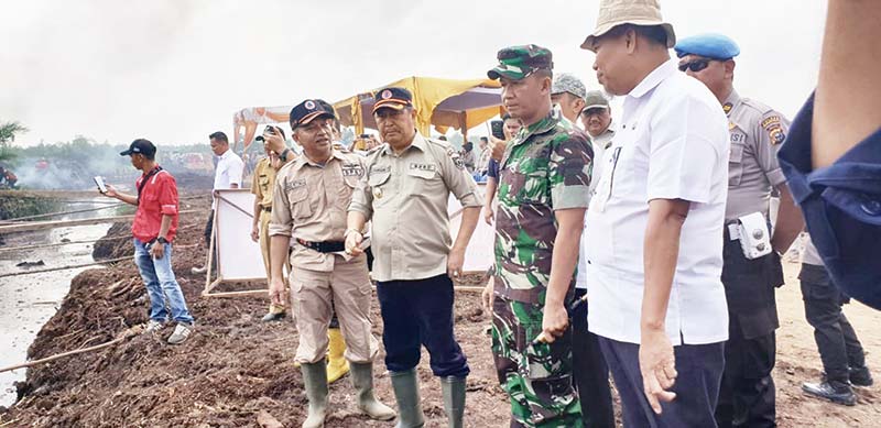menyaksikan simulasi: Wabup Inhil H Syamsuddin Uti bersama unsur forkopimda  saat menyaksikan simulasi penanganan karhutla di Dusun Parit Minang, Kelurahan Sungai Salak, Kecamatan Tempuling, Rabu (4/12/2019). (humas pemkab inhil for  riau pos)