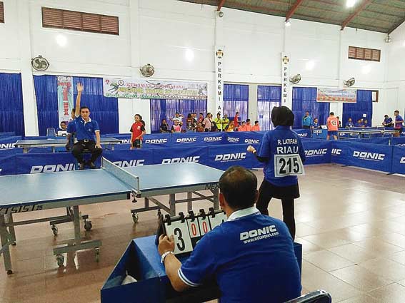 BERTANDING: Atlet tenis meja Riau saat bertanding di Gedung Shoriji Kempo Jalan Sultan Malikul Saleh, Aceh, Rabu (24/3/2018).