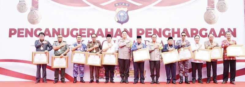 Kapolda Riau Irjen Pol Mohammad Iqbal berfoto bersama penerima penghargaan Polda Riau usai ekspose di halaman depan Gedung Mapolda Riau, Pekanbaru, Selasa (19/12/2023). Foto atas, Kapolda Riau Irjen Pol Mohammad Iqbal memberikan pemaparan saat ekspose.