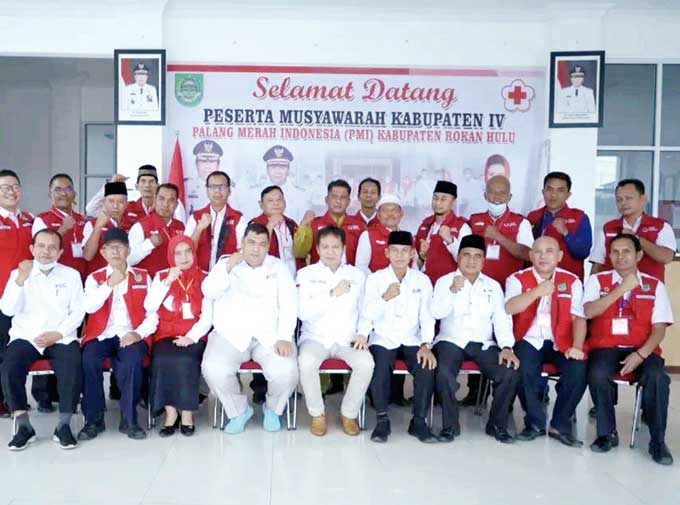 Pengurus PMI Riau bersama panitia Muskab IV PMI Rohul foto bersama usai terpilihnya kembali Hj Peni Herawati Sukiman sebagai Ketua PMI Rohul periode 2023-2028 di Gedung PMI Rohul, Jumat (20/1/2023) lalu.