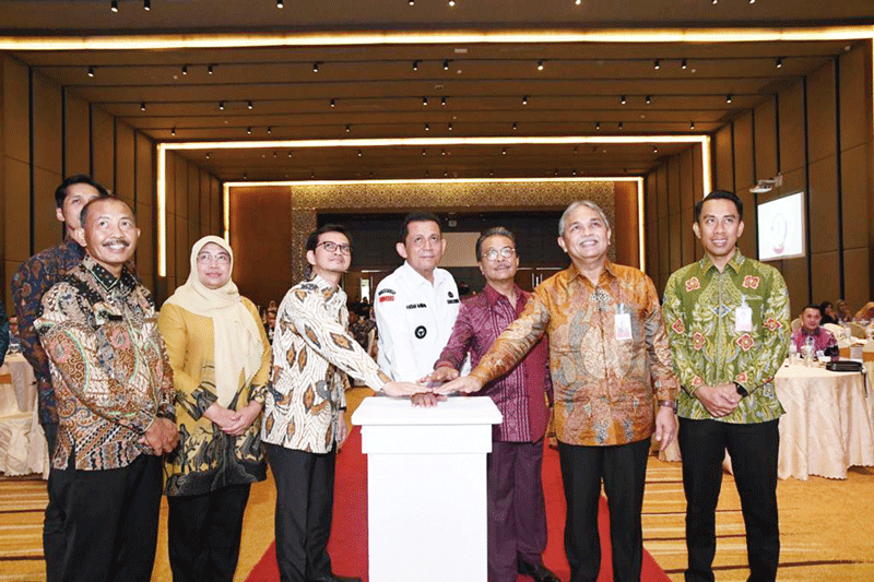 Gubernur Provinsi Kepulauan Riau Ansar Ahmad didampingi Ketua DPRD Provinsi Kepulauan Riau Jumaga Nadeak, Direktur Dana dan Jasa BRK Syariah MA Suharto dan Kepala Perwakilan BPKP Provinsi Kepulauan Riau Mardiyanto Arif Rakhmadi menekan tombol peluncuran a