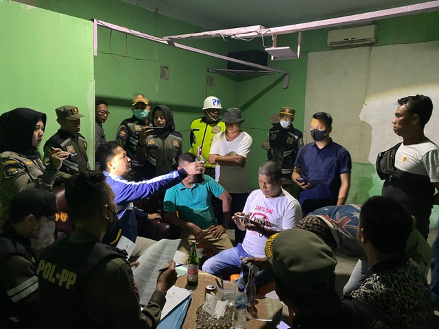 Tim Gabungan Satpol PP, Den Sub Denpom 1/3-1 Dumai, Kelurahan Bukit Kapur Kecamatan Bukit Kapur, Dumai melakukan pemeriksaan dan membubarkan kegiatan live musik yang mereka laksanakan, Senin (9/1/2023) malam.
