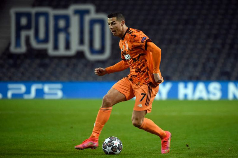 Bintang Juventus Cristian Ronaldo saat beraksi melawan FC Porto pada leg 1 babak 16 besar Liga Champions 2020-2021.
