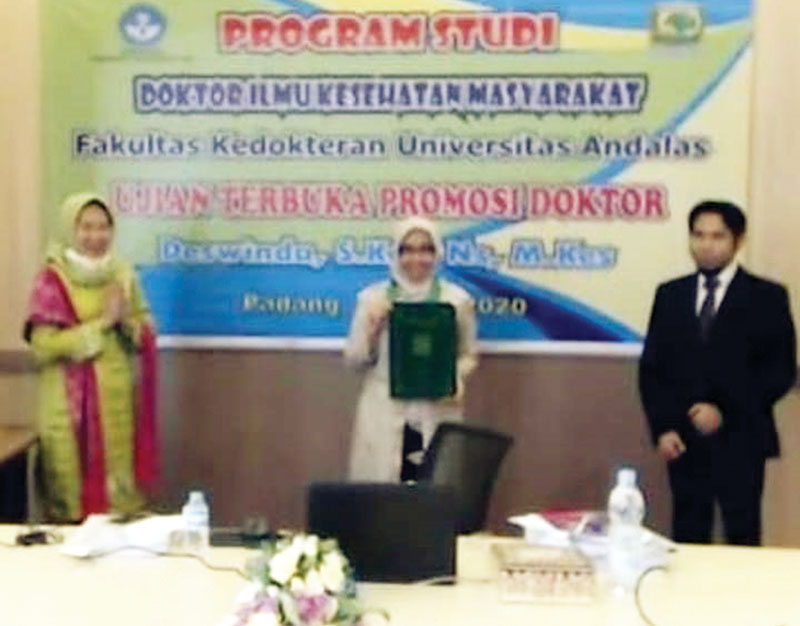 Promotor Prof Dr dr Rizanda Machmud, MKes FISPH FISCM (kiri), Promovenda Deswinda SKep Ns MKes (tengah), Sekretaris Prodi S3 Kesmas sekaligus sebagai Ketua Sidang, dr Hardisman MHID DrPH (kanan) foto bersama setelah kegiatan, beberapa waktu lalu.(HUMAS FO