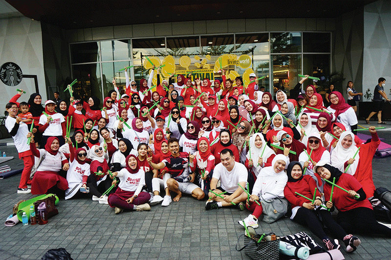 Pound Riau Community berfoto bersama usai menggelar Poundfit Merdeka di Living World Pekanbaru, Sabtu (12/8/2023).