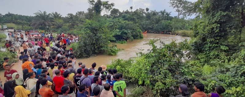 Masyarakat Kecamatan Pucuk Rantau ramai menyaksikan tim gabungan melakukan pencarian korban tenggelam di Desa Kampungbaru Ibul, Ahad (17/12/2023).