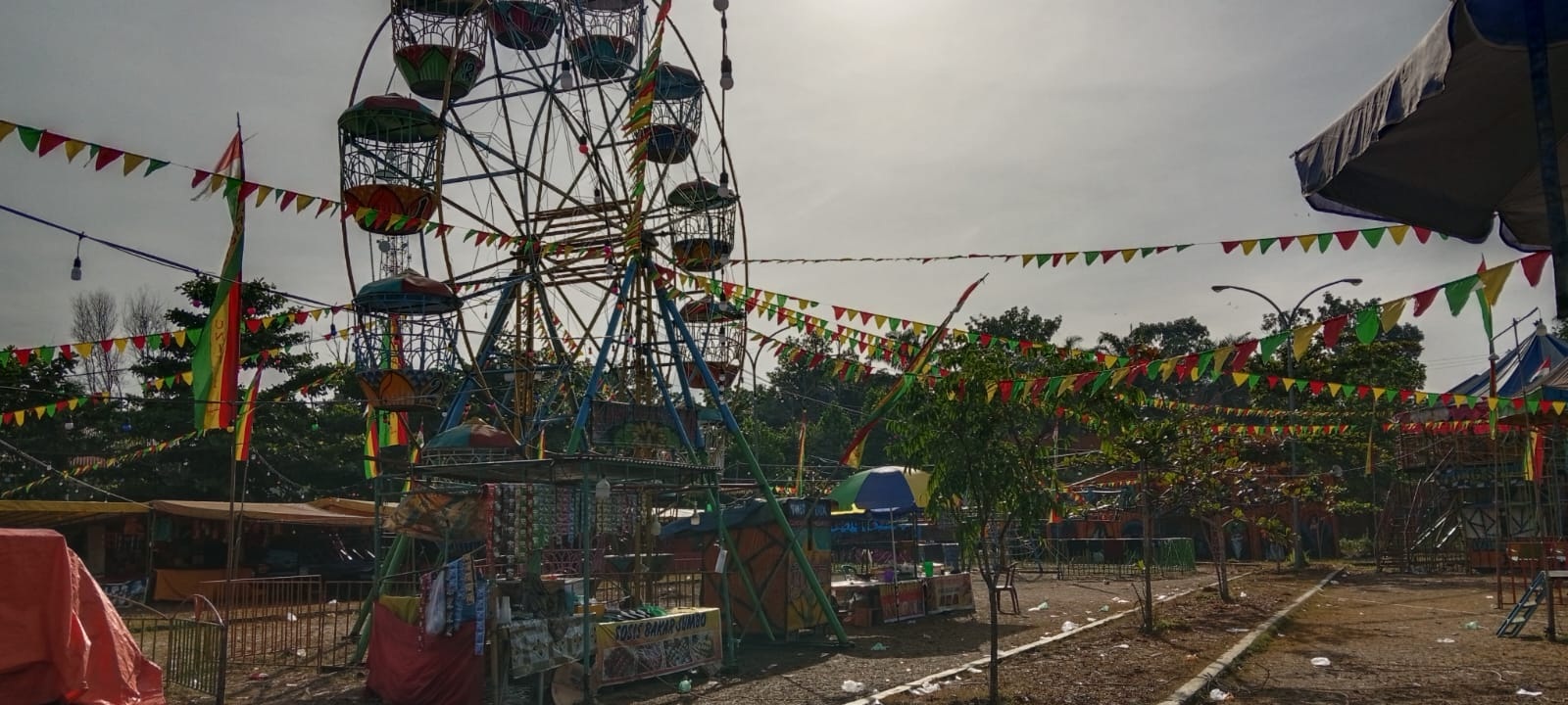 Wahana permainan pasar malam di lokasi pasar modern Teluk Kuantan. Foto Jumat (28/7/2023).