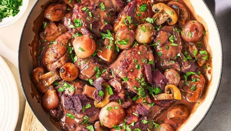 Masakan khas Prancis coq au vin.