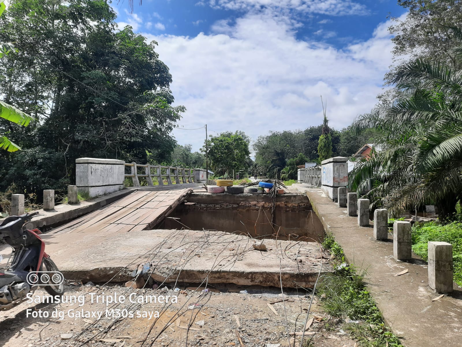 kondisi jembatan lintas Sekeladi Kecamatan Tanah Putih-Sekapas, Kecamatan Rantau Kopar yang mengalami turap ambruk sebagian.