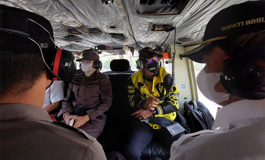 Bupati Inhil HM Wardan bersama forkopimda dan Juru Bucara APP Sinarmas Region Riau yang juga Public Relation PT Arara Abadi Nurul Huda melakukan pemantauan kahutla dari udara, Kamis (7/4/2022).