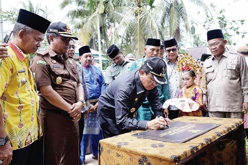 TANDA TANGAN: Bupati Inhil HM Wardan menandatangani prasasti program DMIJ di Kecamatan Tempuling, Kamis (16/1/2020). (Humas Pemkab Inhil)