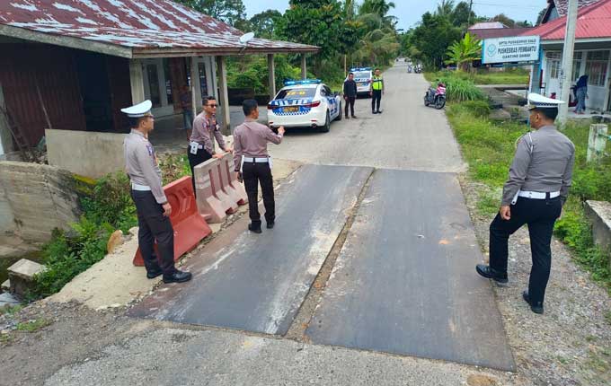 Kasat PJR Ditlantas Polda Riau AKBP Budi Setiawan beserta jajaran Ditlantas meninjau lokasi jalan alternatif untuk jalur mudik Idulfitri Riau-Sumatera Barat (Sumbar), Jumat (31/3/2023).